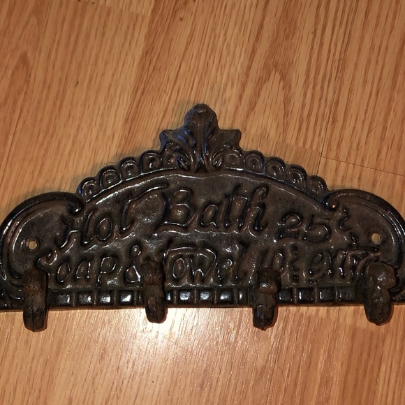 Wrought Iron Rustic Bathroom 4 Hooks Hanger - Picture 2 of 4